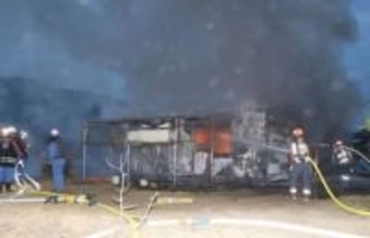 浅口で倉庫全焼 消火中に2人やけど　玉島署 原因捜査