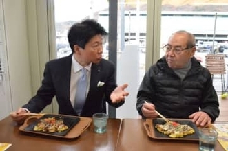 カキ食べて応援を　県知事と備前市長が日生でカキオコ試食