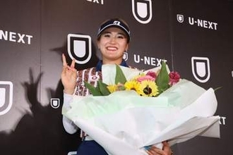 全英女子ゴルフV 桑木が笑顔の帰国　地元岡山の盛り上がりに喜び