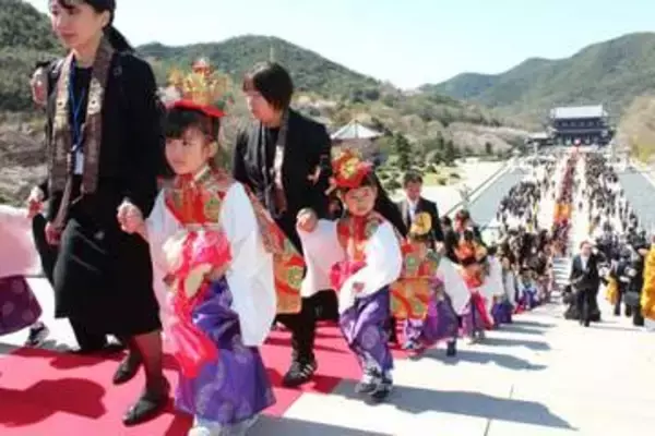 釈迦誕生祝い お練り供養、灌仏式　兵庫・無量寿寺14万人参拝