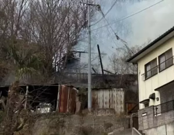 住宅と倉庫全焼 住民男性が顔にやけど　倉敷市玉島で火災