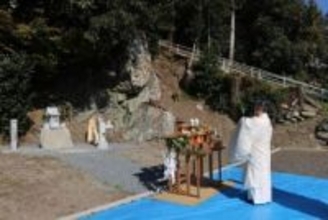 幸運を呼ぶ「ふくろう岩」参拝して　真庭・高田神社に社殿が完成