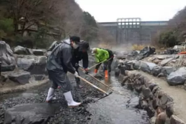 感謝を込めて「砂湯」大掃除　湯原の観光関係者ら迎春準備整える