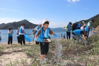海岸清掃で環境保全意識高める　白石島でごみ拾い、若者ら110人参【動画あり】
