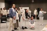 「即興で紡ぐストーリー 岡山で「人生相談天国」上演　出演の市民ら24人、11日の本番に向け稽古に熱」の画像1