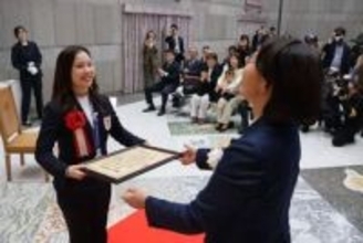 吉田選手に市民栄誉賞授与式　倉敷市 五輪フィギュア団体銀たたえる