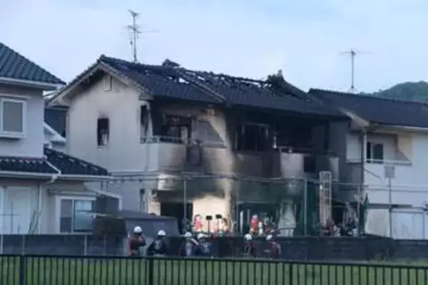 岡山で民家全焼　隣接宅は半焼