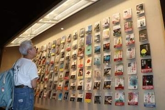 ミステリー作家島田荘司さんの活躍紹介　ふくやま文学館で企画展、翻訳本や直筆原稿200点公開