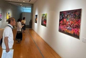 環境問題 鮮烈な色彩で提起　加藤さん（新見市出身）、高梁で絵画展示