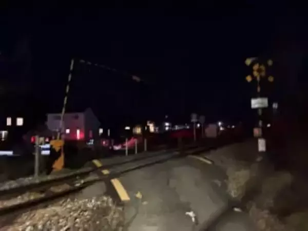 桃太郎線の踏切で車脱輪　列車運休と遅れ 約1300人影響