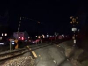 桃太郎線の踏切で車脱輪　列車運休と遅れ 約1300人影響