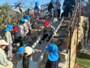 岡山・興陽高生 地域の子どもに遊び場を　卒業制作で滑り台とミニ列車　