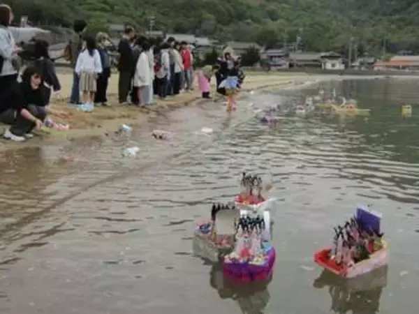 家内安全、無病息災を祈る　笠岡諸島・北木島で「流し雛」