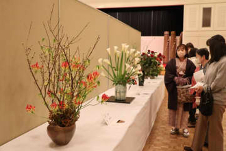 陶芸、華道共演 抽選でペア　作品展開幕 倉敷市民会館