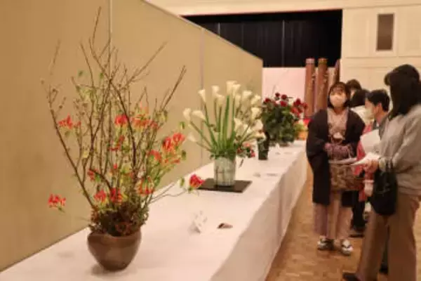 陶芸、華道共演 抽選でペア　作品展開幕 倉敷市民会館