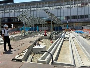 路面電車の軌道基礎や骨組み　岡山市、乗り入れ工事現場公開