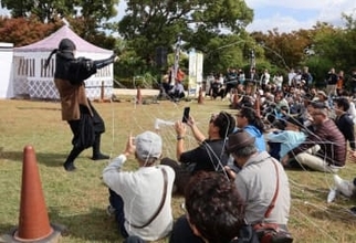 忍者、書道のパフォーマンスに歓声　岡山城でスタート 3日まで