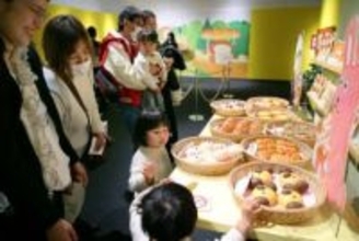 「パンどろぼう」展　岡山シティミュージアムで開幕　親子連れ、人気絵本の世界観満喫