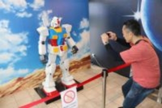 ガンダム立つ、山陽道上り福山SA　12分の1模型、グッズ自販機も
