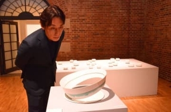 独特透かし模様映える　陶芸家兼行さん 津山で作品展