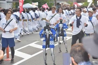 人もロボも熱く 倉敷天領夏祭り　33団体2300人 白壁のまち練る