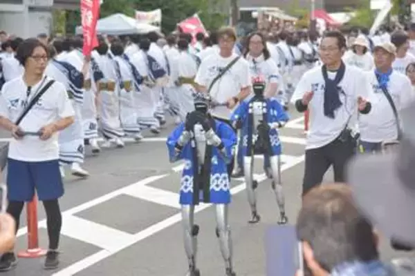 人もロボも熱く 倉敷天領夏祭り　33団体2300人 白壁のまち練る