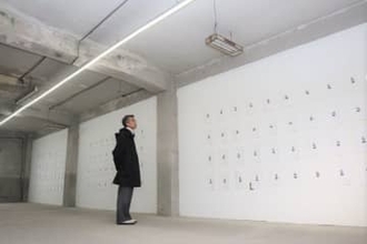 分かりにくく入りづらい？倉庫活用のギャラリー　岡山・カルチャーゾーンに開館