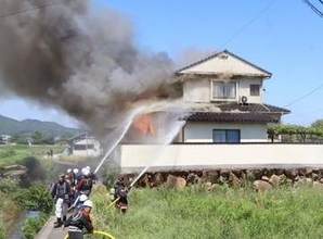 岡山県里庄町で民家火災　木造の住宅と倉庫焼く