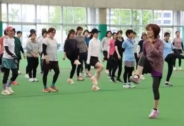 おかやまマラソン 「かかとを腰の真下に下ろして」　有森さん教室で実演