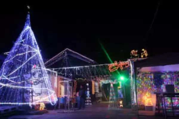 岡山・片岡さん宅 Xマスイルミ有終の美　地域団らんの場 50年の幕閉じる