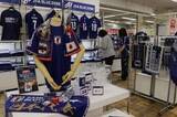 「サッカー日本代表応援グッズ販売　岡山高島屋、23日まで特設売り場」の画像1