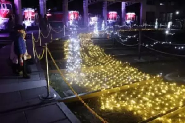 扇形機関車庫 Xマスムードに　津山まなびの鉄道館でイルミ