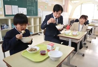 井原の食材使った丼「おいしい」　青野小児童考案、給食に登場