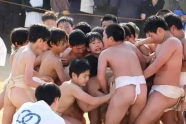 少年はだか祭り 男児200人が白熱争奪戦　福男児は織田さん（早島小）