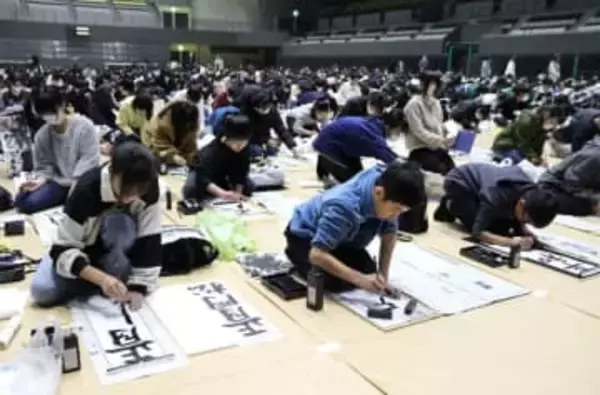 4981人 一筆一筆丁寧に　岡山県児童生徒新春競書 4会場で席上揮ごう