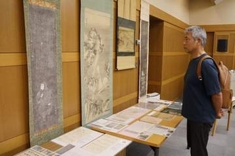 地域ゆかりの偉人の書画など100点　津山市立図書館で「作州維新文庫」収蔵品展、5日まで
