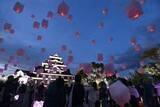 「柔らかな光 岡山城の空に輝く　スカイランタン200個放つ」の画像1