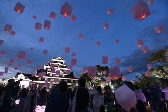 柔らかな光 岡山城の空に輝く　スカイランタン200個放つ