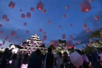 柔らかな光 岡山城の空に輝く　スカイランタン200個放つ