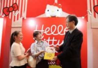 Hello Kitty展5万人　岡山県立美術館 松下さんに記念品