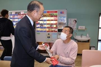 献血者に感謝込めカーネーション贈る　岡山県赤十字センター