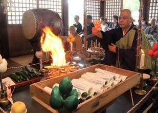 病苦封じ込め夏の無事祈る　駕龍寺で「きゅうり加持」