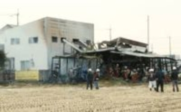 内装業の倉庫4棟全焼、民家を半焼　岡山市南区藤田で火災