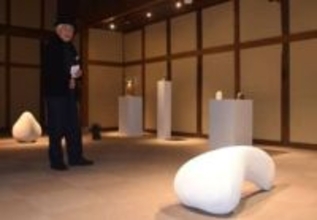 丸みを帯びたオブジェ多彩　真庭で彫刻家榎本さん（赤磐）作品展