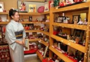 多彩な人形や御殿びな240点　玉野の角南さん夫妻、自宅で展示