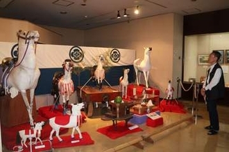 福山・鞆の伝統「八朔の馬出し」展　 歴史民俗資料館 白木馬11体展示