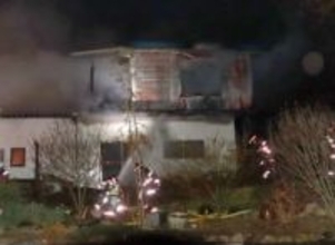 笠岡で民家全焼　けが人なし