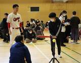 「広島カープ玉村投手らが生徒と交流　福山東RC、北特別支援学校に招く」の画像1
