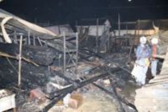 浅口市鴨方町で倉庫全焼　けが人なし　