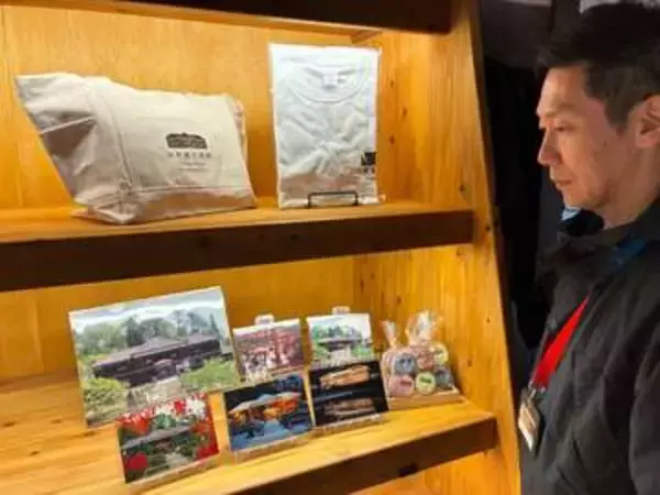 高梁・旧吹屋小木造校舎モチーフ　バッグやポストカード、市観光協会支部が新商品